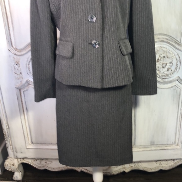 Evan-Picone  Gray Pinstripes Power Two Piece Suit Size 10P - Picture 4 of 16